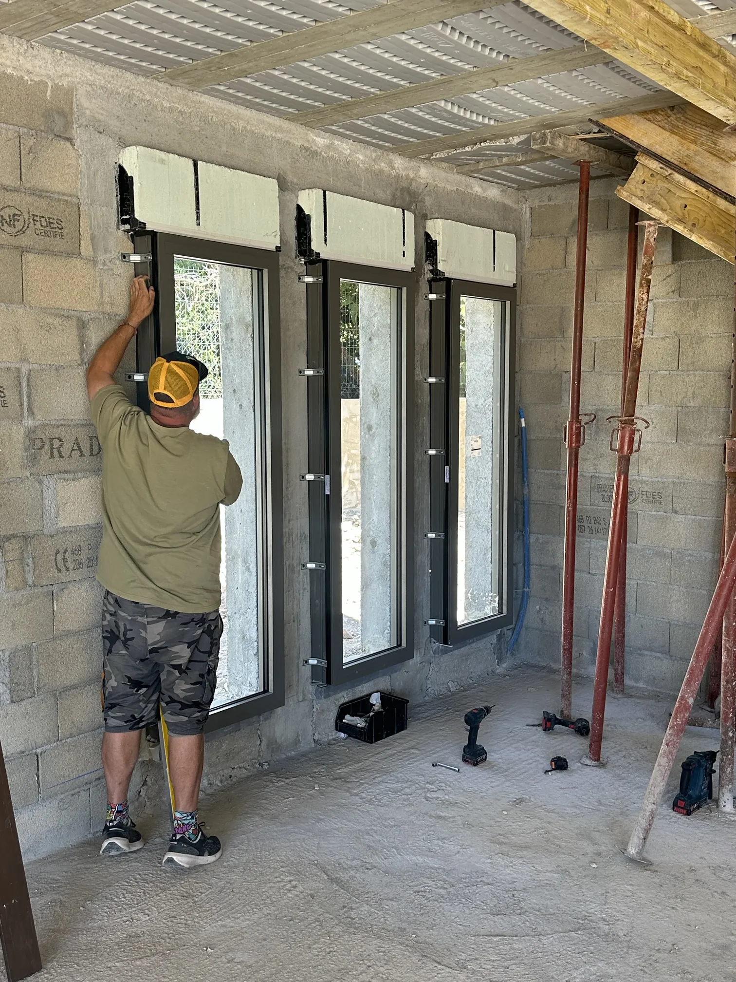 Pose de fenêtres aluminium en construction neuve