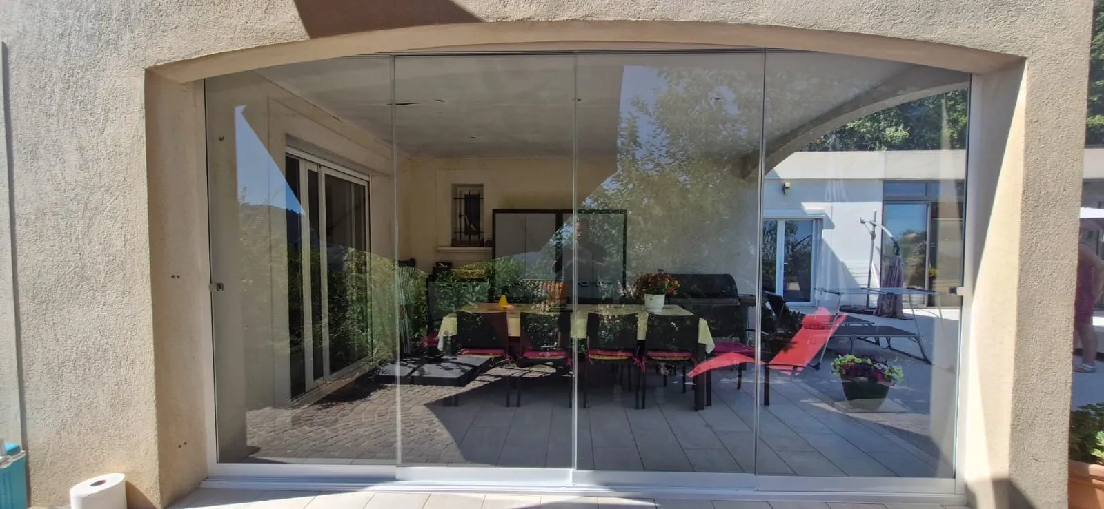 Rideau de verre sur terrasse couverte