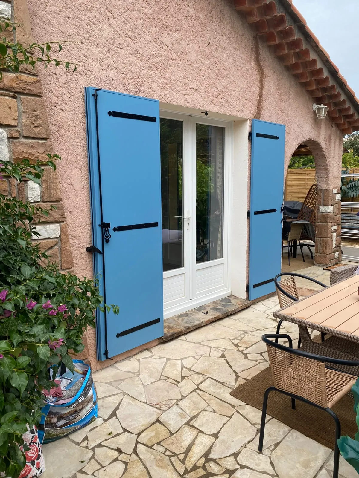 Volets battants bleus